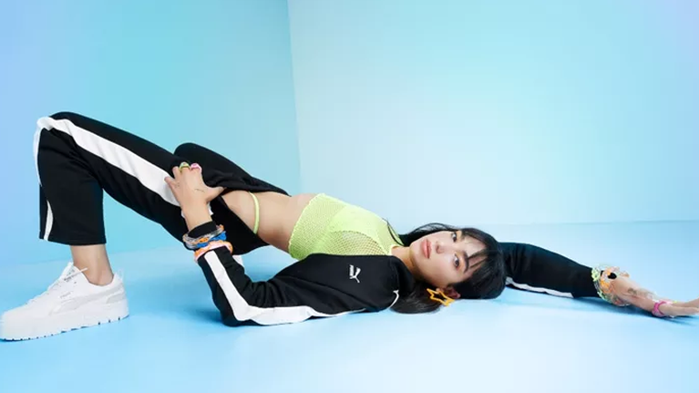 She moves like a star: Η PUMA ενώνει τις δυνάμεις με τη Dua Lipa και δημιουργούν τα Mayze Glow sneakers