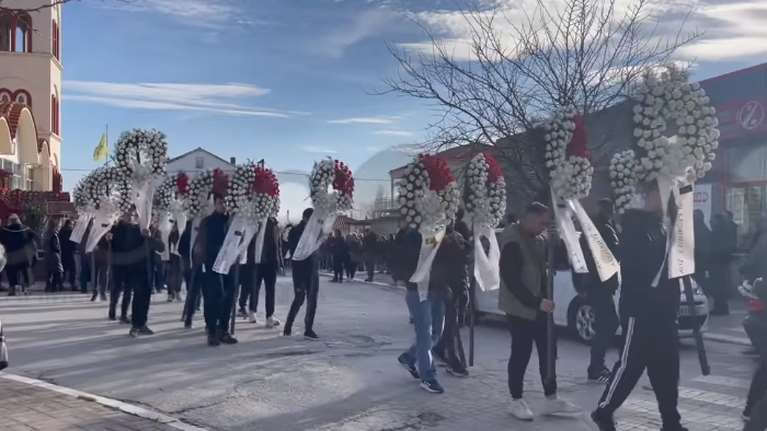 Έβρος: Στην τελευταία της κατοικία η 28χρονη Βίκυ που βρέθηκε μαχαιρωμένη στο στήθος - Θρήνος στην κηδεία [βίντεο]