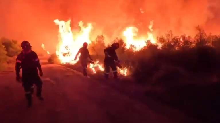 &quot;Αντιπύρ&quot;: Η μέθοδος που χρησιμοποιούν οι δασοκομάντος της Πυροσβεστικής για να ελέγξουν τις πυρκαγιές [βίντεο]