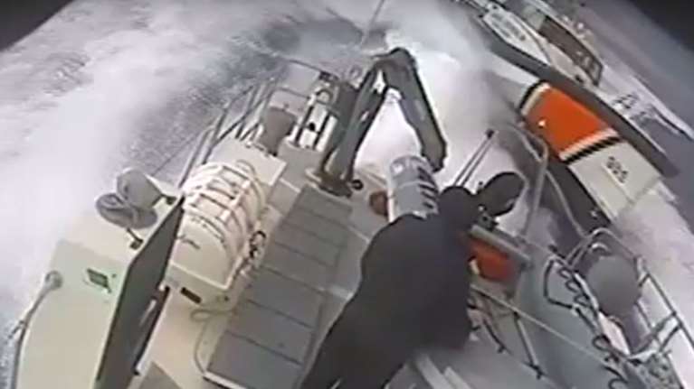 Λέσβος: Τούρκοι παρενοχλούν επικίνδυνα σκάφος του λιμενικού [Βίντεο]