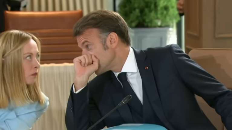 G7: Η απίστευτη γκριμάτσα της Μελόνι - Γουρλώνει τα μάτια της όταν ο Μακρόν κάτι της ψιθυρίζει [βίντεο]