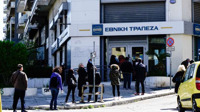 Πάλι τα ίδια: Ουρές έξω από τράπεζες για τις συντάξεις [εικόνες]