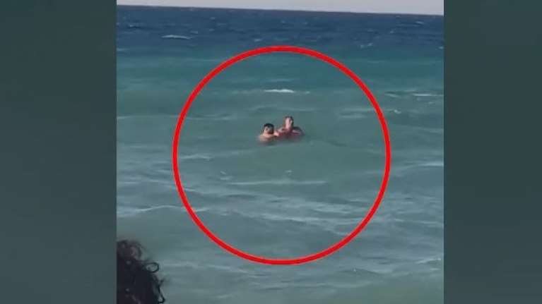 Κρήτη: Βίντεο ντοκουμέντο - Η στιγμή που ο σερβιτόρος βουτάει στη θάλασσα για να σώσει λουόμενο που πνίγεται
