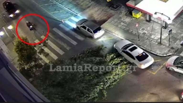 Λαμία: Δέντρο έπεσε ξαφνικά στη μέση του δρόμου - Από θαύμα γλίτωσαν οι περαστικοί [βίντεο]