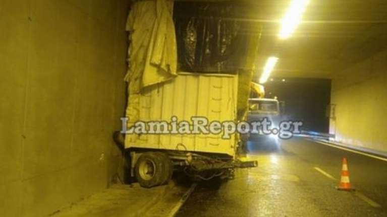 Κλειστό το ένα ρεύμα της Αθηνών - Λαμίας: Ανατράπηκε νταλίκα σε τούνελ του Αγίου Κωνσταντίνου