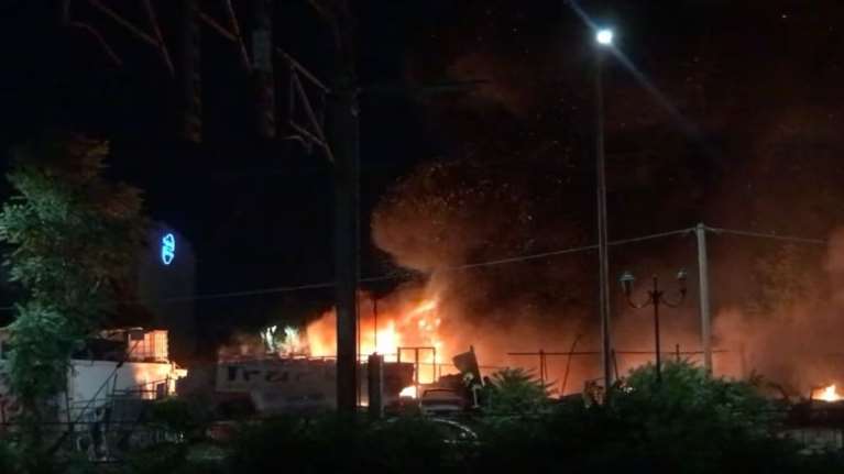 Αγιοι Ανάργυροι: Καίγεται ολοσχερώς μάντρα αυτοκινήτων [βίντεο]