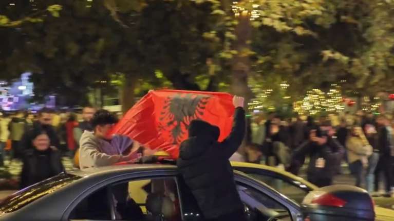 Σύνταγμα: Με σημαίες στους δρόμους Αλβανοί, γιορτάζουν την ημέρα Ανεξαρτησίας