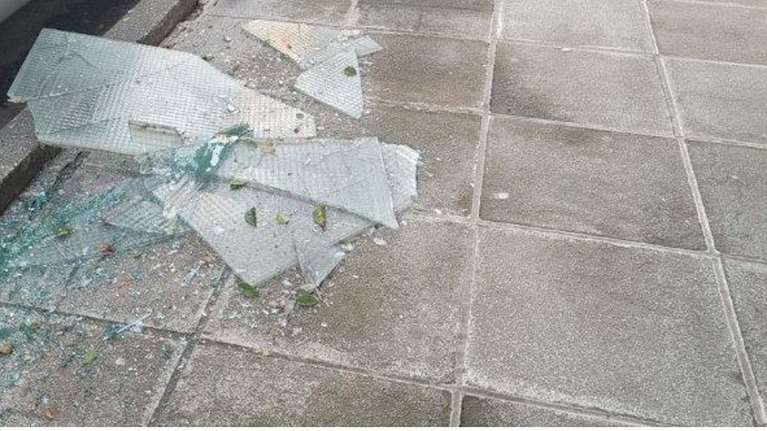 Λάρισα: Απίστευτο περιστατικό, τζάμι &quot;προσγειώθηκε&quot; σε κεφάλι μαθητή - Έκοψε στο πόδι και συμμαθητή του