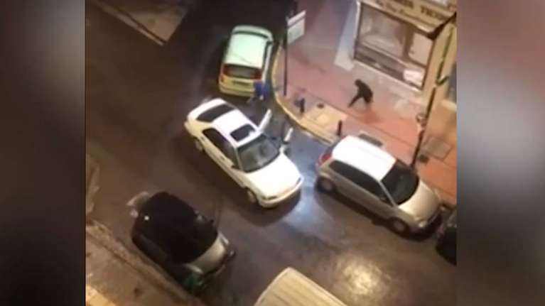 Βύρωνας: Καρέ - καρέ η κινηματογραφική διάρρηξη κοσμηματοπωλείου που κατέγραψε γείτονας με το κινητό του [Βίντεο]