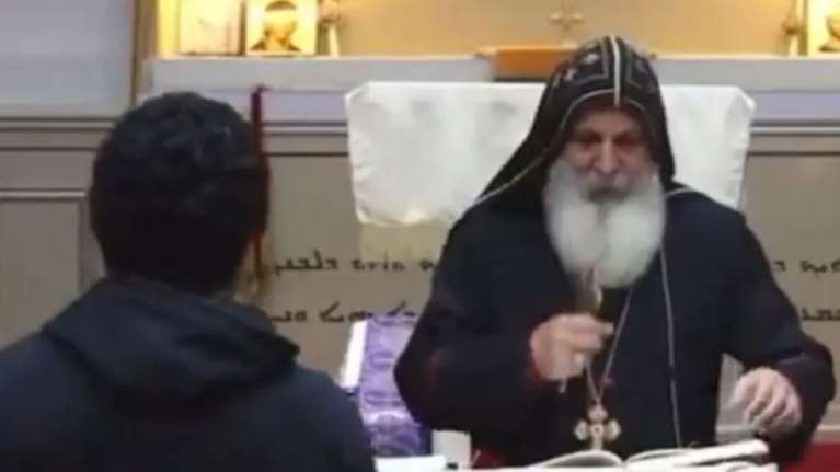 Αντιεμβολιαστής, συνωμοσιολόγος και δημοφιλής: Ποιος είναι ο ιερέας που μαχαίρωσαν ενώ έκανε κήρυγμα στο Σίδνεϊ