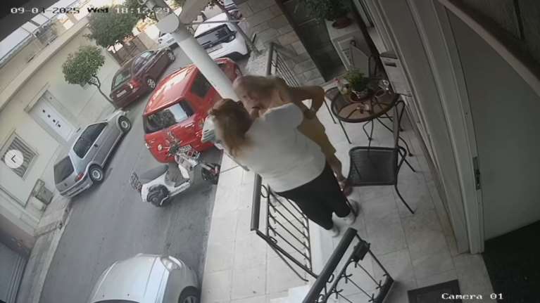 Βίντεο - ντοκουμέντο: Η στιγμή που Ρομά κλέβει χρυσή αλυσίδα από ηλικιωμένη με άνοια [βίντεο]