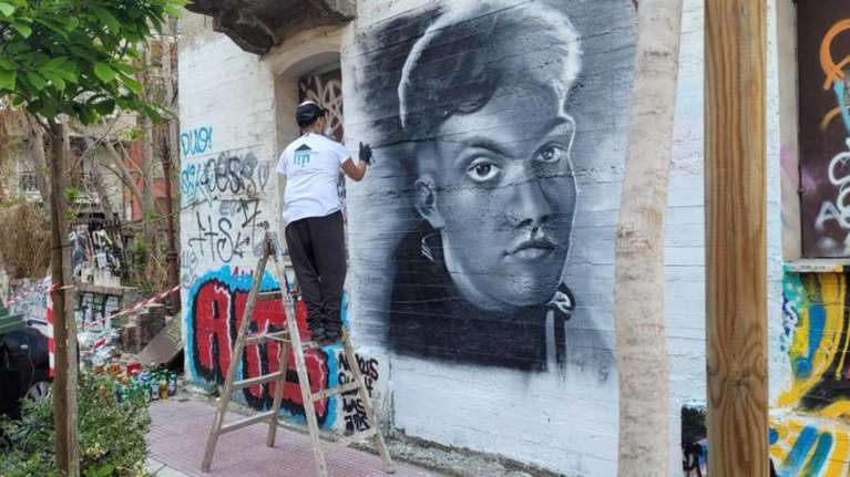 &quot;Ο Νίκος θα μείνει για πάντα στη Λάρισα&quot;: Το συγκινητικό γκράφιτι στο κτίριο όπου έχασε τη ζωή του ο 22χρονος φοιτητής