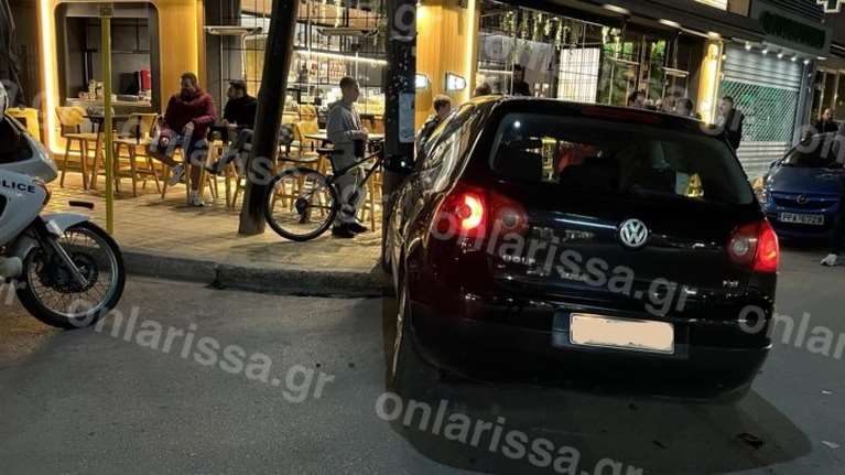 Τροχαίο στη Λάρισα: Αυτοκίνητο έπεσε πάνω σε κολώνα - Σώθηκαν τελευταία στιγμή θαμώνες καφετέριας