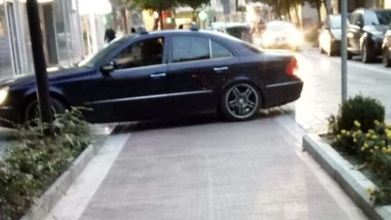 Ασύλληπτο παρκάρισμα στη Λάρισα - Διεκδικεί &quot;Οσκαρ&quot; γαϊδουριάς [εικόνες]