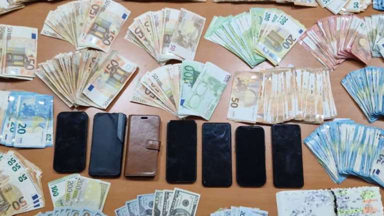 "Εγώ να γεμίσω την τσέπη μου θέλω": Αποκαλυπτικοί διάλογοι από το κύκλωμα των εφοριακών που εκβίαζε επιχειρηματίες