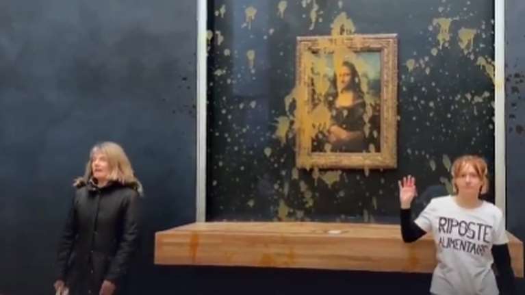 Ακτιβίστριες πέταξαν... σούπα στον πίνακα της Μόνα Λίζα ζητώντας &quot;υγιεινά και βιώσιμα τρόφιμα&quot; [βίντεο]