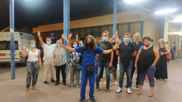 Ανεμβολίαστος τραυματιοφορέας έρχεται με τα πόδια από την Λάρισα στην Αθήνα για να διαμαρτυρηθεί για τις αναστολές