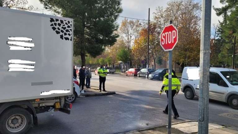 Λάρισα: Φορτηγό παρέσυρε ηλικιωμένη γυναίκα [εικόνες]