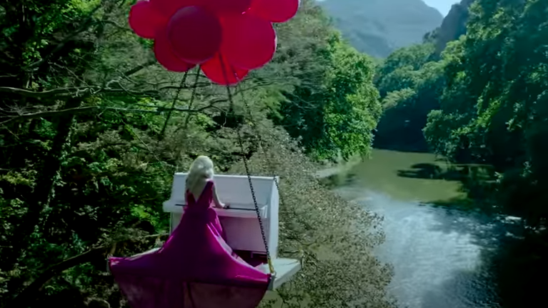 Απίθανο σκηνικό: Ενα πιάνο... στον αέρα, στην Κοιλάδα των Τεμπών [βίντεο]