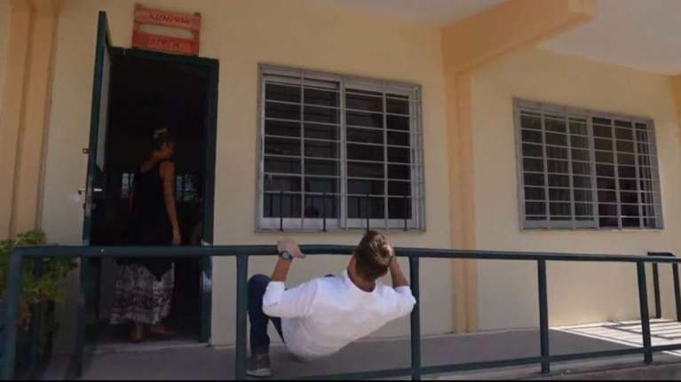 &quot;Κράξιμο&quot; στο Twitter για τον Κασσελάκη: Τα &quot;ακροβατικά&quot; σε σχολείο ΑΜΕΑ και η &quot;εξαφάνιση&quot; της Δόμνας Μιχαηλίδου [Βίντεο]