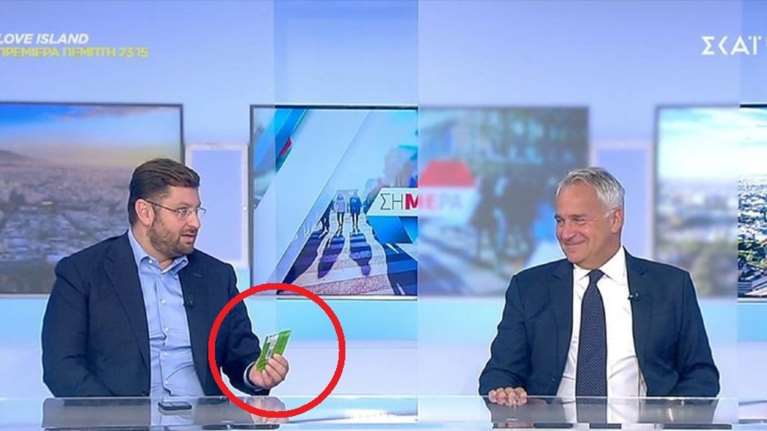 Γιατί ο Κώστας Ζαχαριάδης έκανε δώρο... χαρτομάντηλα στον Μάκη Βορίδη μετά τις ιταλικές εκλογές [βίντεο]