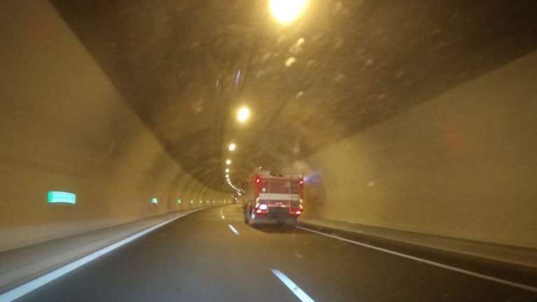 Φωτιά σε φορτηγό στην Εγνατία Οδό: Κλειστό το τμήμα από τον κόμβο των Κοίλων ως τον Πολυμύλου