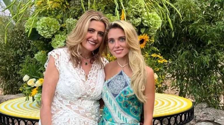 Μαριάννα Γουλανδρή Λαιμού: Η σπάνια πρωινή εμφάνιση με τη μητέρα της στην Αθηναϊκή Ριβιέρα - Μαμά και κόρη με σνίκερς