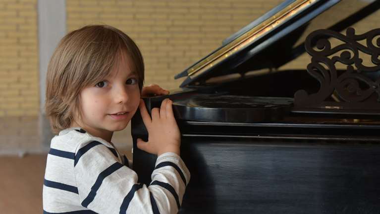 Κορονοϊός: Viral o 7χρονος βιρτουόζος που συνθέτει το &quot;βαλς της απομόνωσης&quot; [βίντεο]