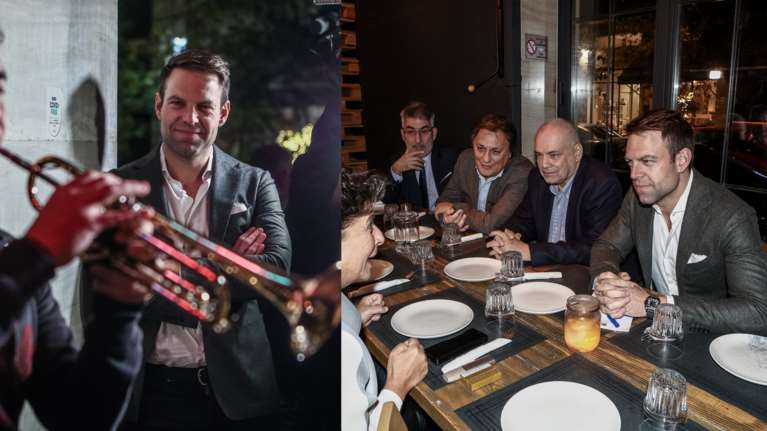 Άφησε την ΠΓ και βγήκε για ποτό και φαγητό ο Κασσελάκης - Στο Παγκράτι με βουλευτές του ΣΥΡΙΖΑ [εικόνες]