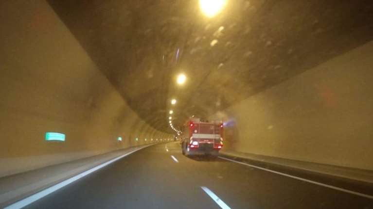 Οι πυροσβέστες από την Τσεχία στη μάχη: Η στιγμή που κομβόι οχημάτων διασχίζει τα τούνελ στα Τέμπη
