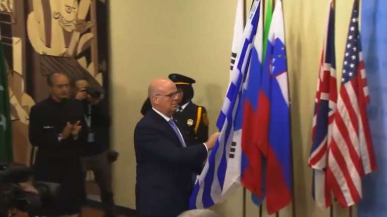 ΟΗΕ: Ξεκίνησε η ελληνική θητεία στο Συμβούλιο Ασφαλείας - Η στιγμή που υψώνεται η γαλανόλευκη σημαία [βίντεο]