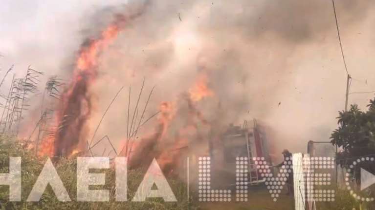 Δύο εστίες φωτιάς σε Σαρακίνα και Σπιάντζα στην Ηλεία: Η στιγμή που οι φλόγες τυλίγουν πυροσβεστικό όχημα  [Εικόνες, Βίντεο]