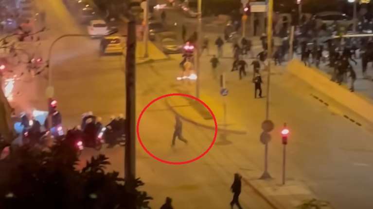 Νέα Σμύρνη: Συνελήφθη ο 30χρονος χούλιγκαν που έριξε τον αστυνομικό από τη μηχανή - Τον έπιασαν στον Ασπρόπυργο