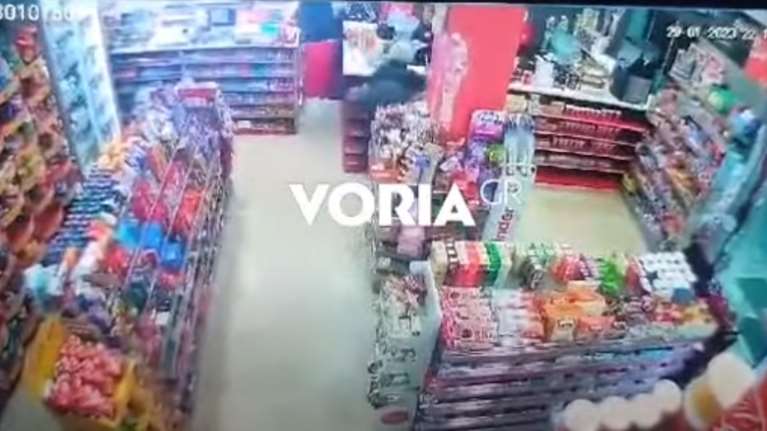 &quot;Μην κουνιέστε, καθίστε κάτω&quot;: Η στιγμή που ληστές απειλούν υπαλλήλους καφέ με μαχαίρι στη Θεσσαλονίκη [βίντεο]