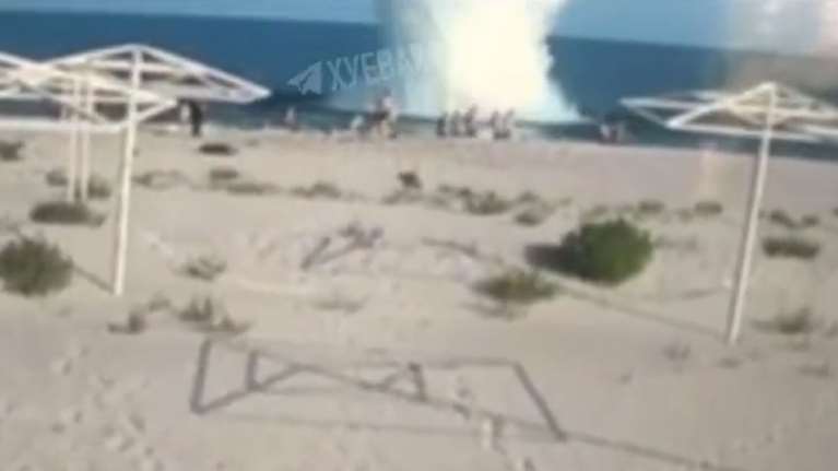 Ουκρανία: Η στιγμή που νάρκη σκάει σε παραλία της Οδησσού δίπλα σε κολυμβητές [Βίντεο]