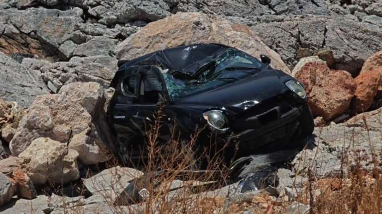 Βάρη: Αυτοκίνητο έπεσε σε γκρεμό 15 μέτρων κοντά στις "τρύπες του Καραμανλή" [βίντεο]