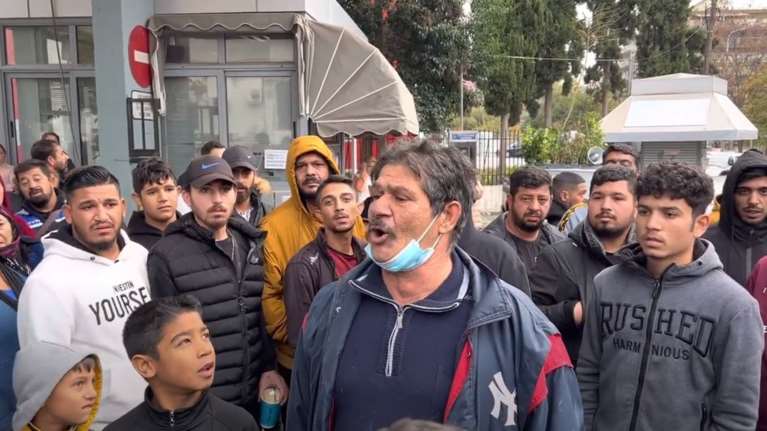 Εξαλλος ο παππούς του 16χρονου Ρομά: Θα πάρω το όπλο μου και θα βγάλω τα άντερα του βενζινοπώλη [βίντεο]