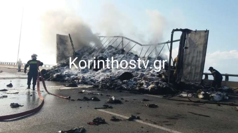 Νταλίκα πήρε φωτιά εν κινήσει στην Πατρών - Κορίνθου: Εκτροπή κυκλοφορίας στην παλαιά Εθνική Οδό [εικόνες]