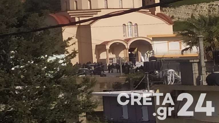 Κρήτη: Σπαραγμός στην κηδεία του 2χρονου Ζαχαρία - &quot;Λύγισαν&quot; όλοι μπροστά στο λευκό φέρετρο και στα λουλούδια με τα στρουμφάκια