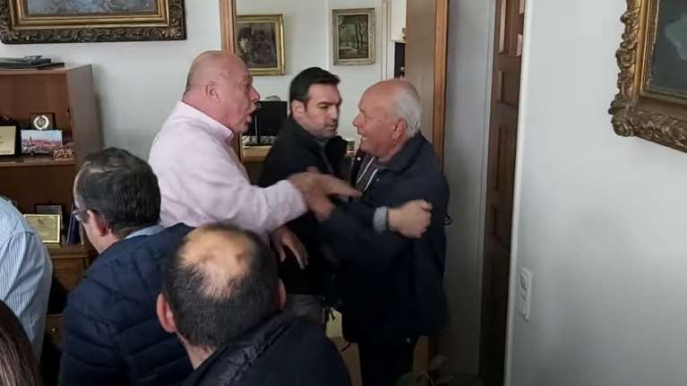 Επεισοδιακή συνέντευξη Τύπου στο δημαρχείο Βόλου: Ο Αχιλλέας Μπέος έβγαλε σηκωτό δημοτικό σύμβουλο από το γραφείο [βίντεο]