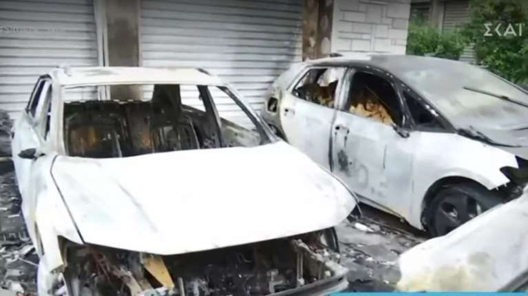 Εμπρηστική επίθεση σε αντιπροσωπεία αυτοκινήτων στη Λ. Αλεξάνδρας - Εκαψαν επτά αυτοκίνητα [βίντεο]