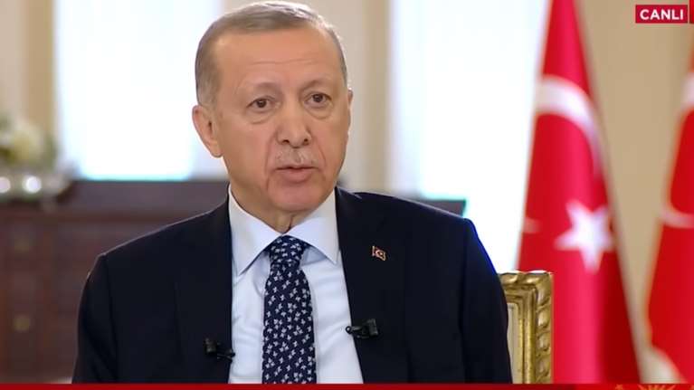 Πάγωσαν όλοι στην Τουρκία με την ξαφνική αδιαθεσία Ερντογάν on air - Διακόπηκε η συνέντευξή του [βίντεο]