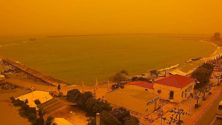 Αφρικανική σκόνη: Θυμίζει... Κάιρο η Καλαμάτα - Κιτρίνισε ο ουρανός, αποπνικτική η ατμόσφαιρα [Εικόνες]