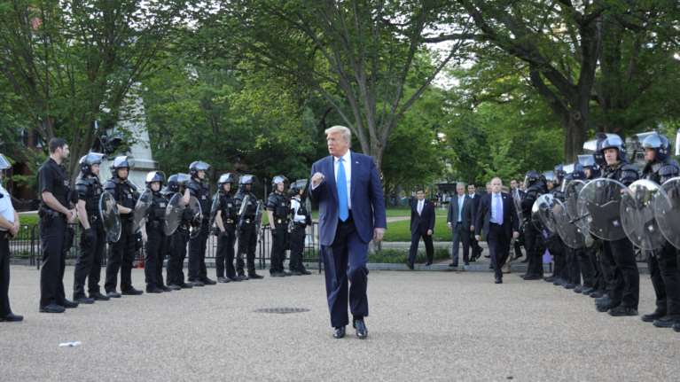 Το καταφύγιο που &quot;κρύφτηκε&quot; ο Τραμπ από τους διαδηλωτές - Πέντε όροφοι κάτω από τον Λευκό Οίκο