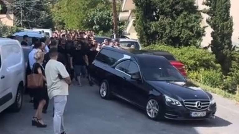 Βέροια: Θρήνος στην κηδεία του 19χρονου Γιάννη που έχασε τη ζωή του στο λούνα παρκ της Χαλκιδικής