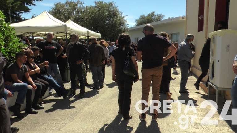 Κρήτη: Ράγισαν καρδιές στην κηδεία της 44χρονης Γλυκερίας που πέθανε λίγες μέρες μετά το εμβόλιο με AstraZeneca [Εικόνες]