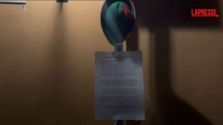 Σύγχρονοι &quot;Ρομπέν των Δασών&quot; στη Ρώμη: Σαμποτάρουν διαμερίσματα Airbnb και αφήνουν το πράσινο καπέλο με το κόκκινο φτερό