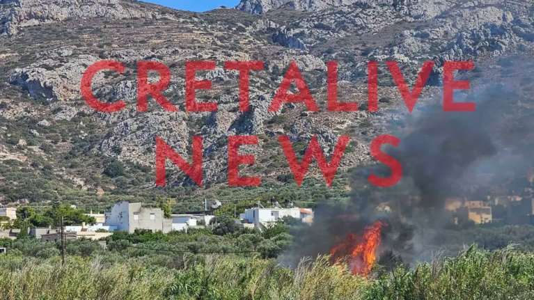 Φωτιά τώρα στην Ιεράπετρα: Άρπαξαν τροχόσπιτο και φιάλες υγραερίου και επεκτάθηκε σε καλαμιές- Μήνυμα από το 112