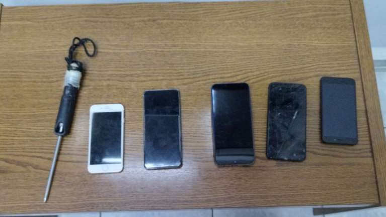 Εφοδος σωφρονιστικών σε κελιά στον Κορυδαλλό: Βρήκαν αυτοσχέδιο σουβλί και κινητά τηλέφωνα