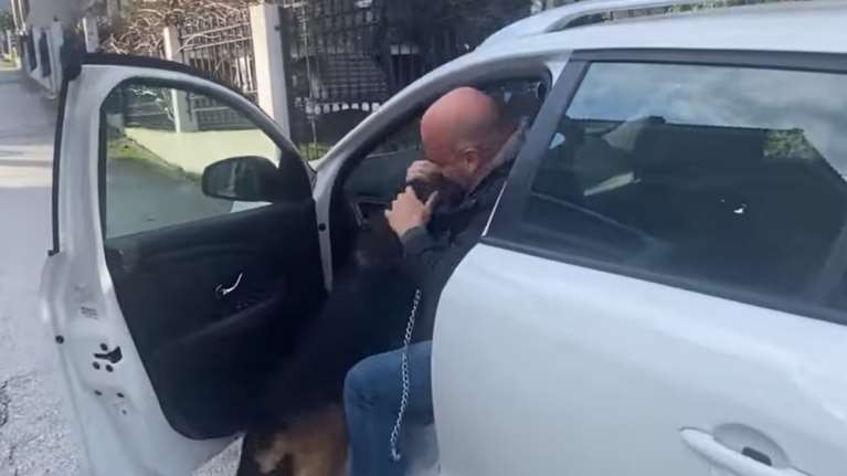 Θεσσαλονίκη: Σκύλος ξαναβρίσκει το αφεντικό του μετά από 5 χρόνια και τρέχει στην αγκαλιά του [βίντεο]
